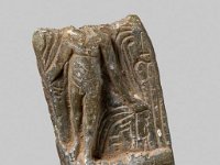 Aeg S 21  Aeg S 21, Mittel- bis spätptolemäisch (ca. 180 - 30 v. Chr.), Horusstele, Steatit, H 5,0 cm, B 2,7 cm, T 1,1 cm : Bestandskatalog Ägypten, Museumsfoto: Claus Cordes